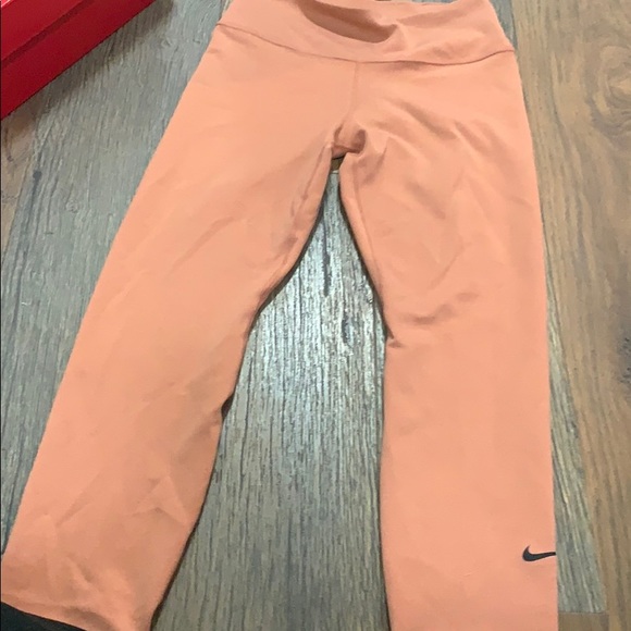 Nike Crop Leggings - Picture 3 of 3